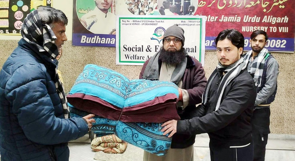 ठंड से राहत के लिए समाजसेवियों ने बढ़ाया मदद का हाथ