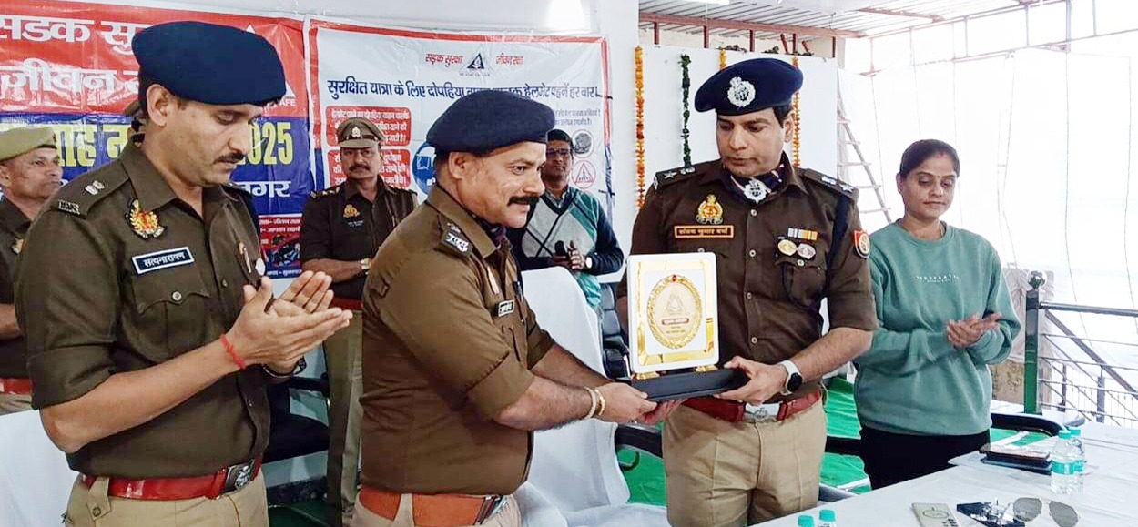 सड़क दुर्घंटनाओं में कमी के संकल्प के साथ यातायात माह का समापन