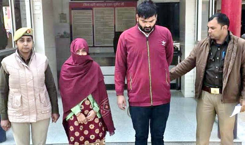 आत्मदाह पर आमादा महिला ने पुलिस कर्मिंयों पर छिड़का तेल