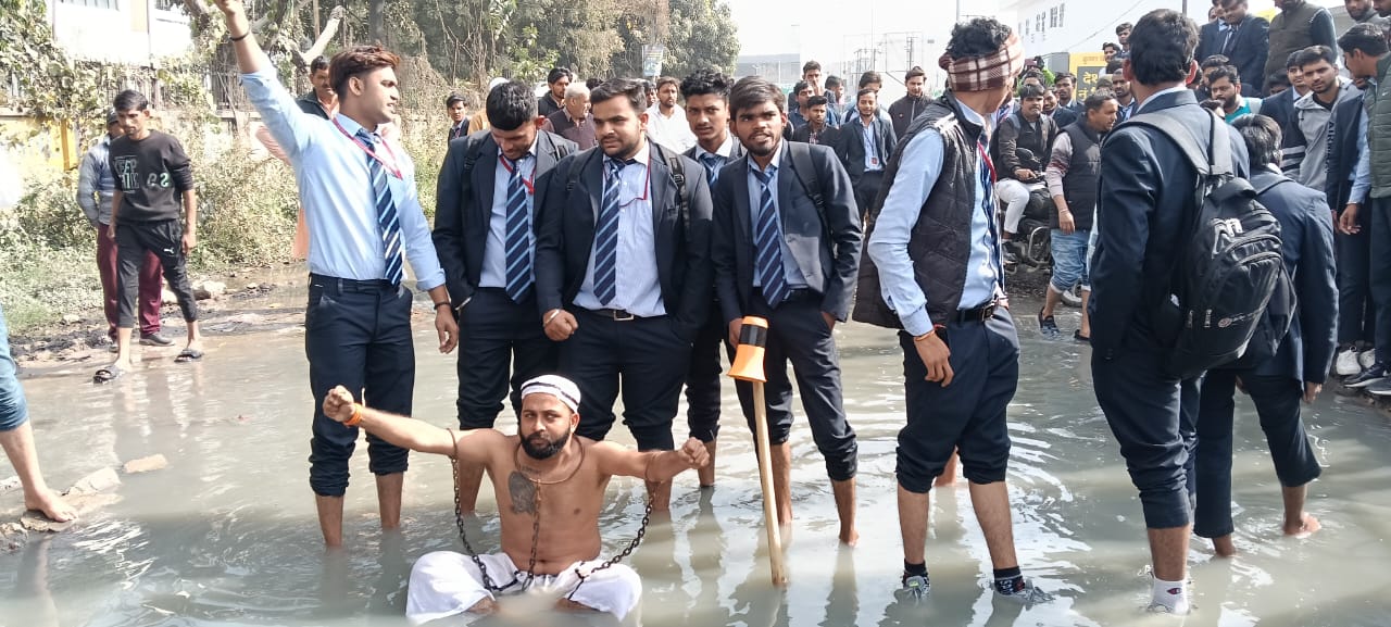 परिक्रमा मार्ग की दुर्दशा पर जोरदार प्रदर्शन