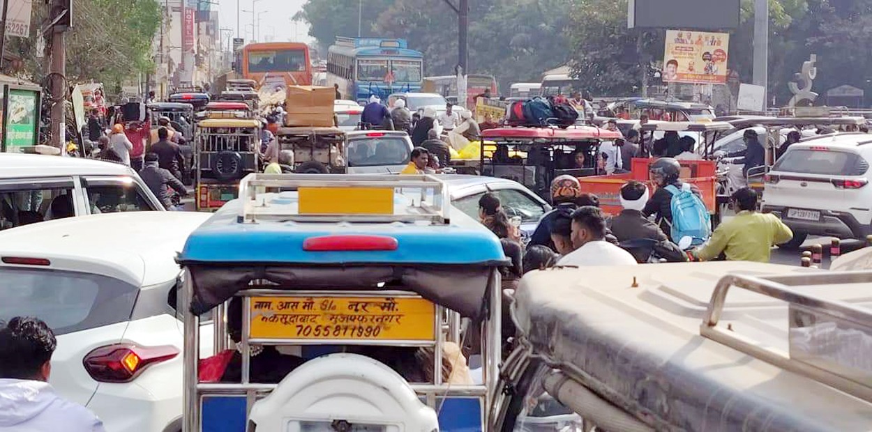 घंटों रेंगता रहा ट्रैफिक, मुख्य सड़कों पर लगा भीषण जाम