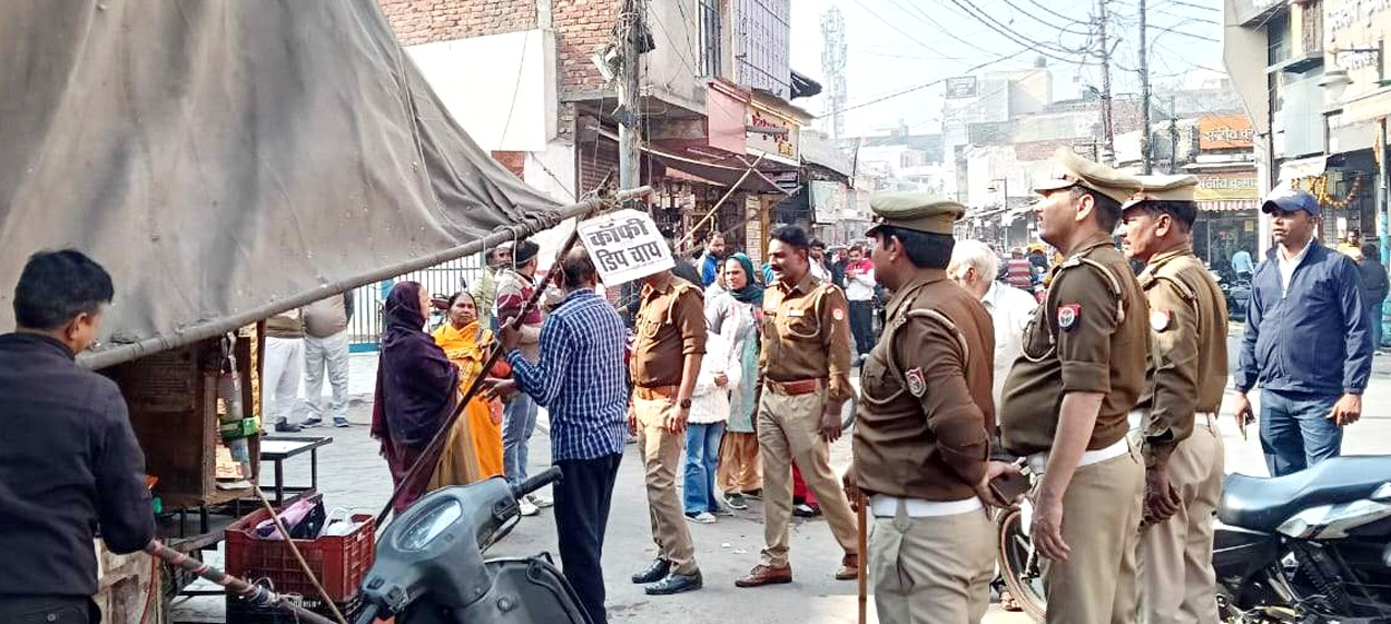 भगत सिंह रोड पर हटवाया अतिक्रमण, दोबारा लगाने पर दी कड़ी कार्रवाई की चेतावनी