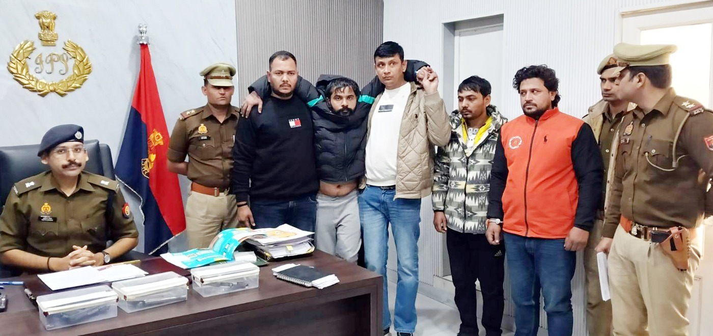 दबंगों से खाकी की मुठभेड़ः फायरिंग के मास्टर के पैर में लगी दो गोली