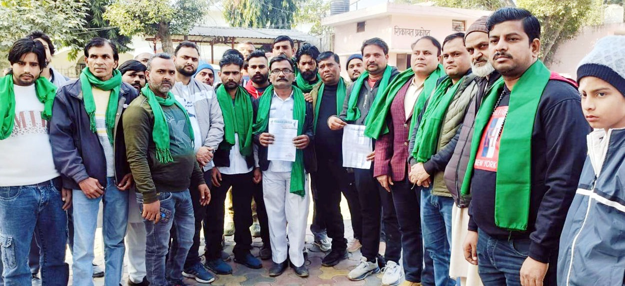 यातायात अव्यवस्था और अतिक्रमण के खिलाफ डीएम कार्यालय पर किया प्रदर्शन