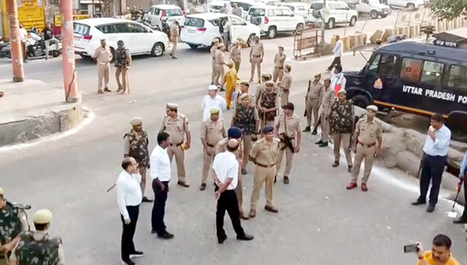 बकरीद की नमाज में अमन-चैन और तरक्की की दुआएंनमाज के दौरान शहर से लेकर देहात तक कडे़ सुरक्षा प्रबंध, कई स्थानों पर हुई पुष्प वर्षाईद की नमाज के बाद एक दूसरे के गले मिलकर दी मुबारकबाद, डीएम और एसएसपी ने भी दी बधाई
