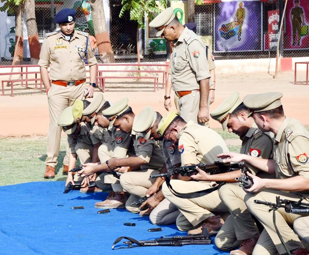 सरकारी असलाह के संचालन और रखरखाव का कराया गया अभ्यासएसएसपी ने शुक्रवार परेड की सलामी लेने के साथ पुलिसकर्मियों की लगवाई दौड़