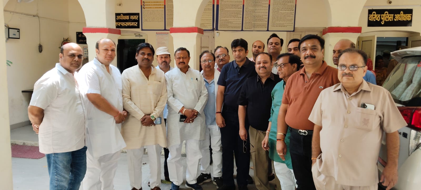 चशील कालोनी में तीन महिलाओं को गोली मारने का मामलाएसएसपी ने पीड़ित परिवार को उपलब्ध कराई सुरक्षा, फरार दंपत्ति की गिरफ्तारी के निर्देशपीड़ित परिवार और वैश्य समाज के लोगों ने एसएसपी से मिलकर रखा अपना पक्ष