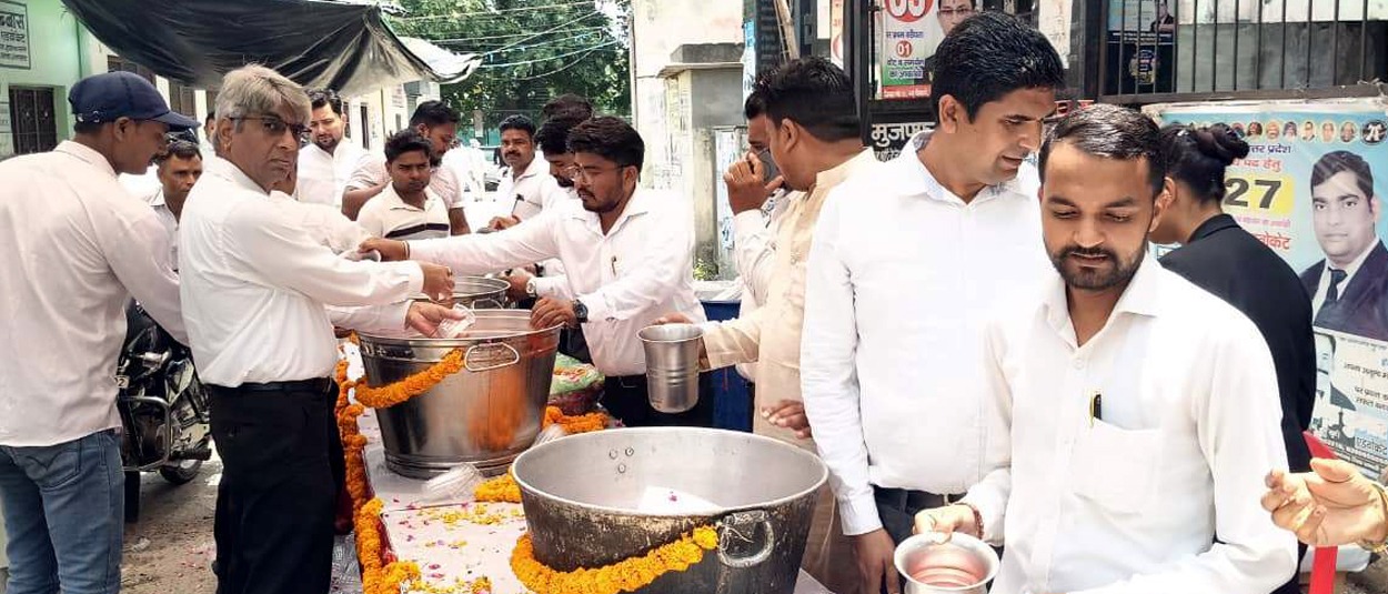 कचहरी परिसर में ठंडी छबील लगाकर अधिवक्ताओं ने किया शरबत वितरणउ भीषण गर्मी के बीच बार पदाधिकारियों ने किया शुभारंभ, वकीलों और आमजन ने उठाया लाभ