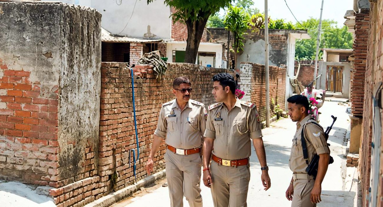 प्रेमिका को दोस्तों में परोसा, प्रेमी और उसके साथियों पर दुष्कर्म का मुकदमाएसएसपी ने दोषियों की गिरफ्तारी को बनाई तीन टीमें, लगातार दबिश जारी