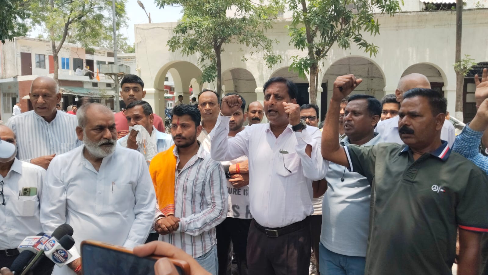 मकान बिक्री को लेकर मोहल्लावासियों ने जिलाधिकारी से लगाई गुहार-दक्षिणी कृष्णापुरी के निवासियों ने बाहरी खरीदार को लेकर जताई चिंता, प्रशासन से हस्तक्षेप की मांग